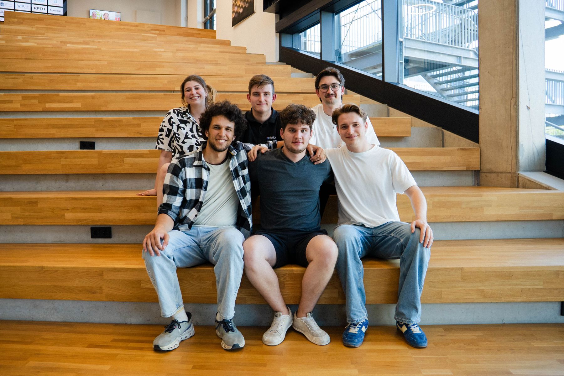 Das Melious-Team auf den Treppen ihres Büros in Saarbrücken